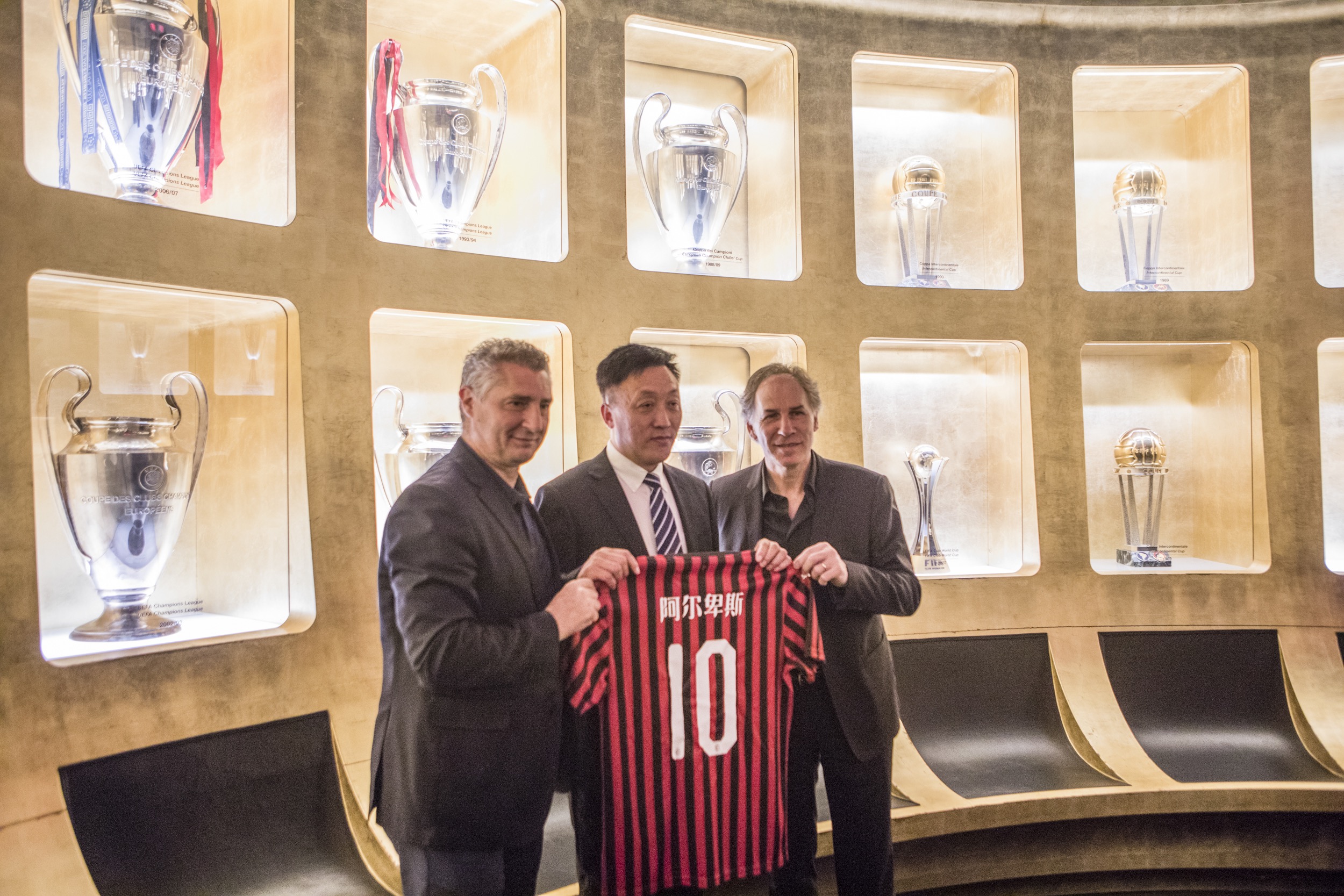 施洛特贝克：当灯光亮起、多特的主场沸腾时，我们很难被击败（施洛特贝克：灯光亮起、主场沸腾之时，多特几乎不败）