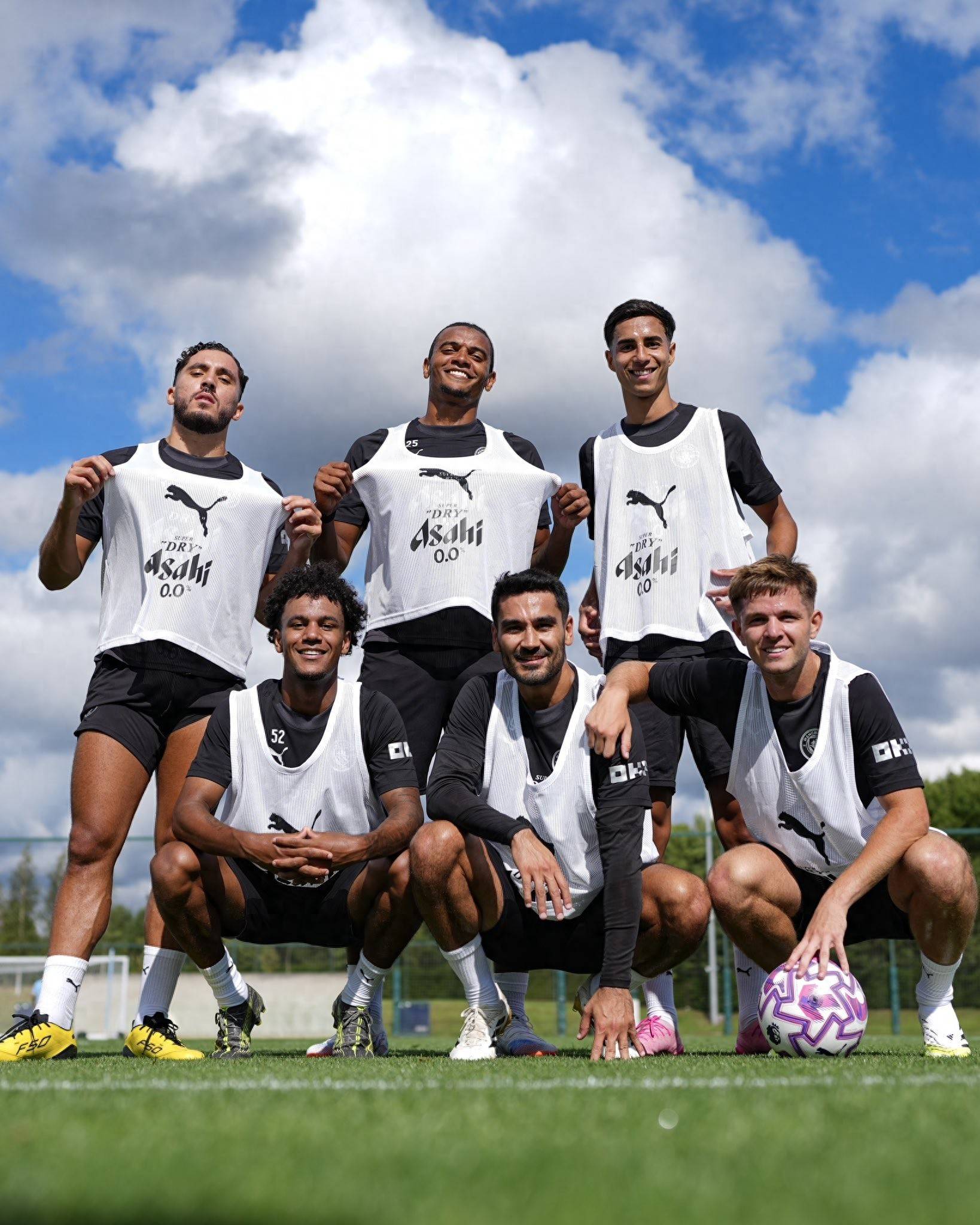 詹姆斯高空接力扣篮，点燃全场（詹姆斯空接重扣，全场沸腾）