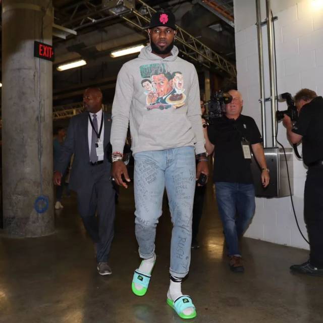 恩里克：开球出边线是学里昂；执教塞尔塔时开始从看台看比赛（路易斯·恩里克：开场将球踢出界是向里昂学习；执教塞尔塔时就开始在看台观战）